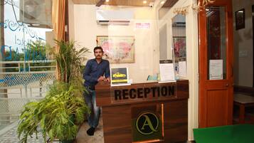 Un mostrador de recepción con un letrero que indica 'Reception' y 'Taxi Service'.