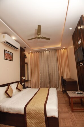 Deluxe Studio | Desk, laptop workspace, free WiFi