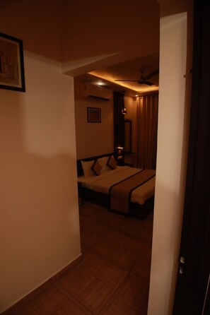 Deluxe-studio | Työpöytä, kannettavalle tietokoneelle sopiva työtila, ilmainen Wi-Fi