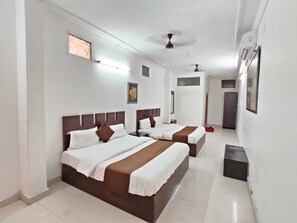 Free WiFi, bed sheets - Hotel Queensland (Amritsar)