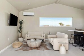 Een televisie, een open haard en een kantoor