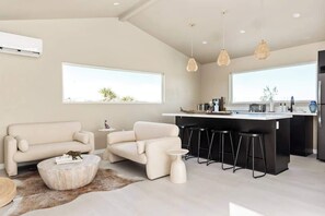 Een televisie, een open haard en een kantoor