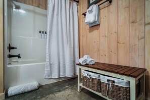 Hair dryer, soap, shampoo - Lake Lahusage Front l Private Dock, Game Room (Mentone)