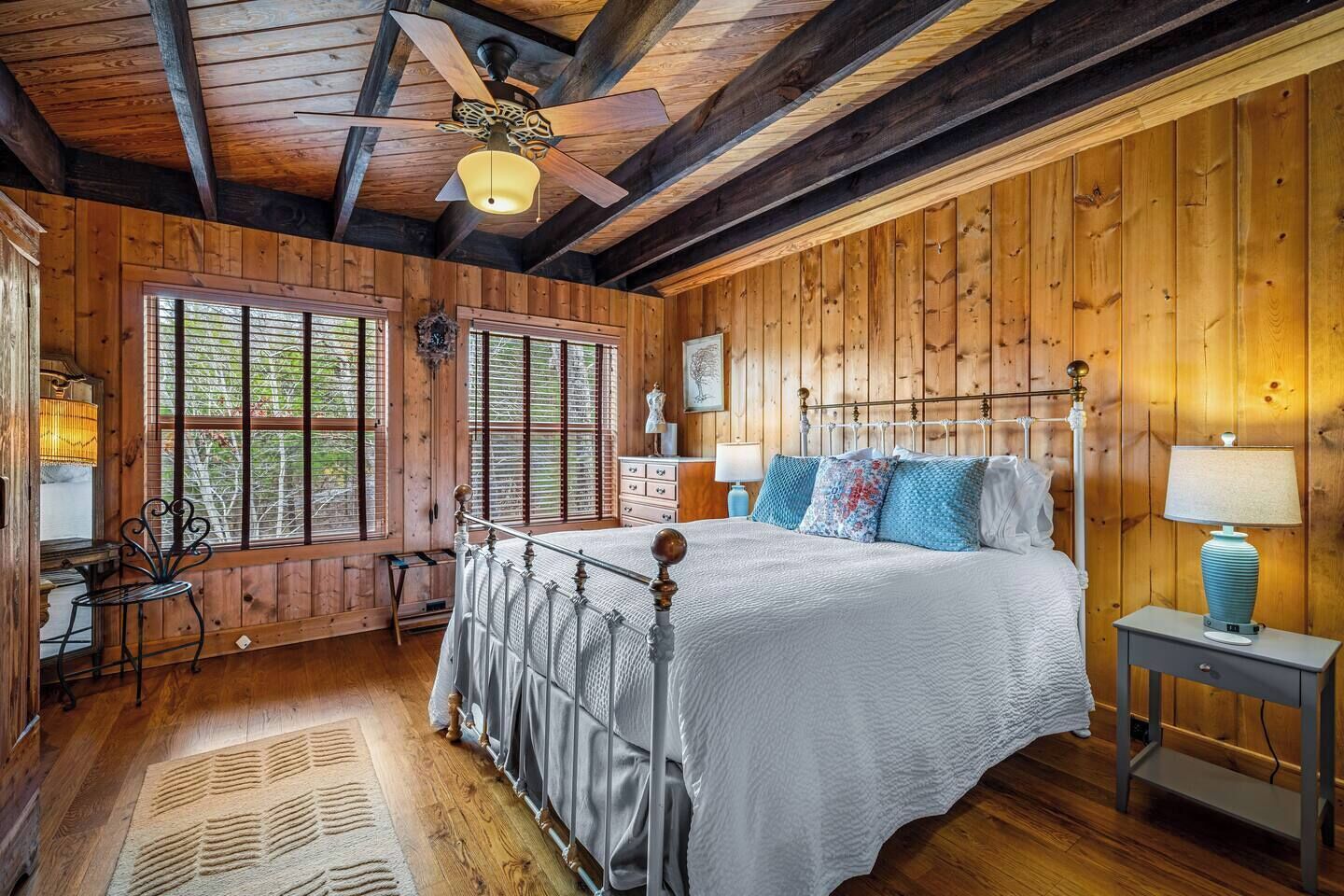 3 soverom, skrivebord, wi-fi (inkludert) og sengetøy