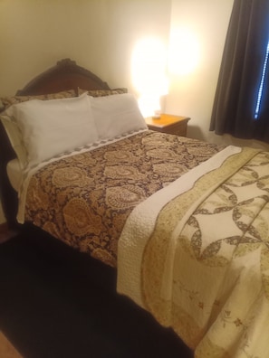 1 quarto, escrivaninha, ferros/tábuas de passar roupa, Wi-Fi de cortesia