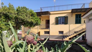 Front of property - Antoniet (Naples)