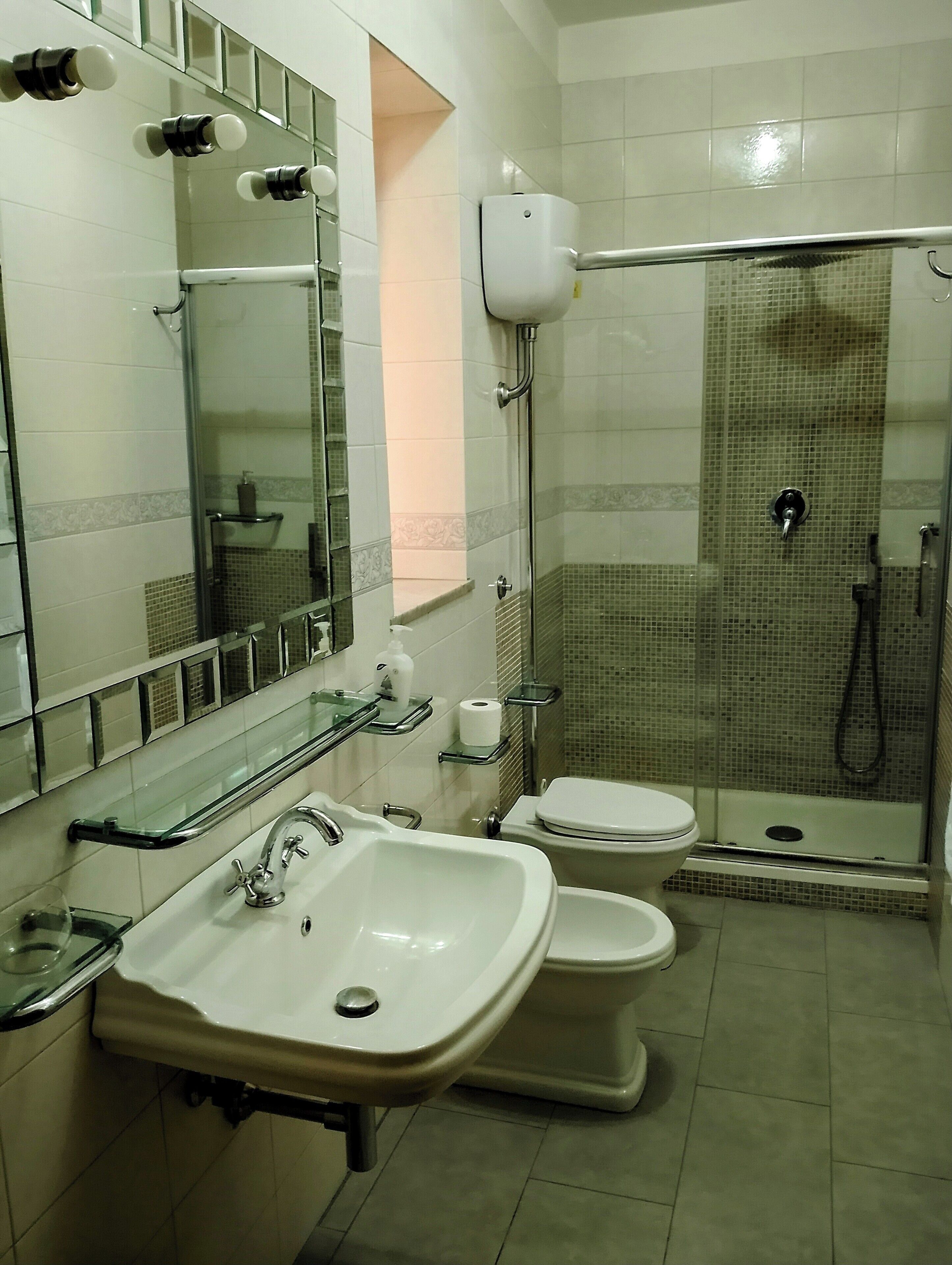 Vesuvio | Bagno | Asciugacapelli, asciugamani, sapone, shampoo