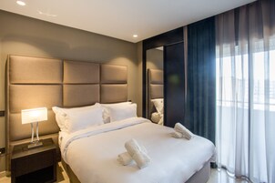 Refrigerador con freezer, horno, placa de cocina, utensilios de cocina