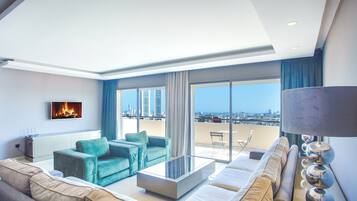 Attico Deluxe, balcone, vista città | Area soggiorno | TV