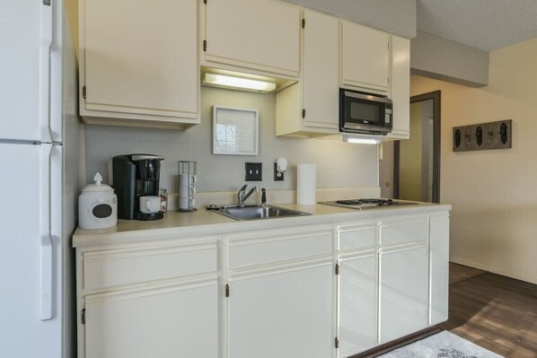 Fridge, microwave, stovetop, coffee/tea maker - Cozy Condo Retreat at Fall Creek (Branson)