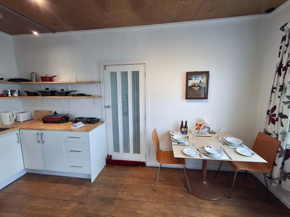 Apartment | 1 bedroom, Internet - Motel Style Unit in the Heart of Collingwood (Collingwood)