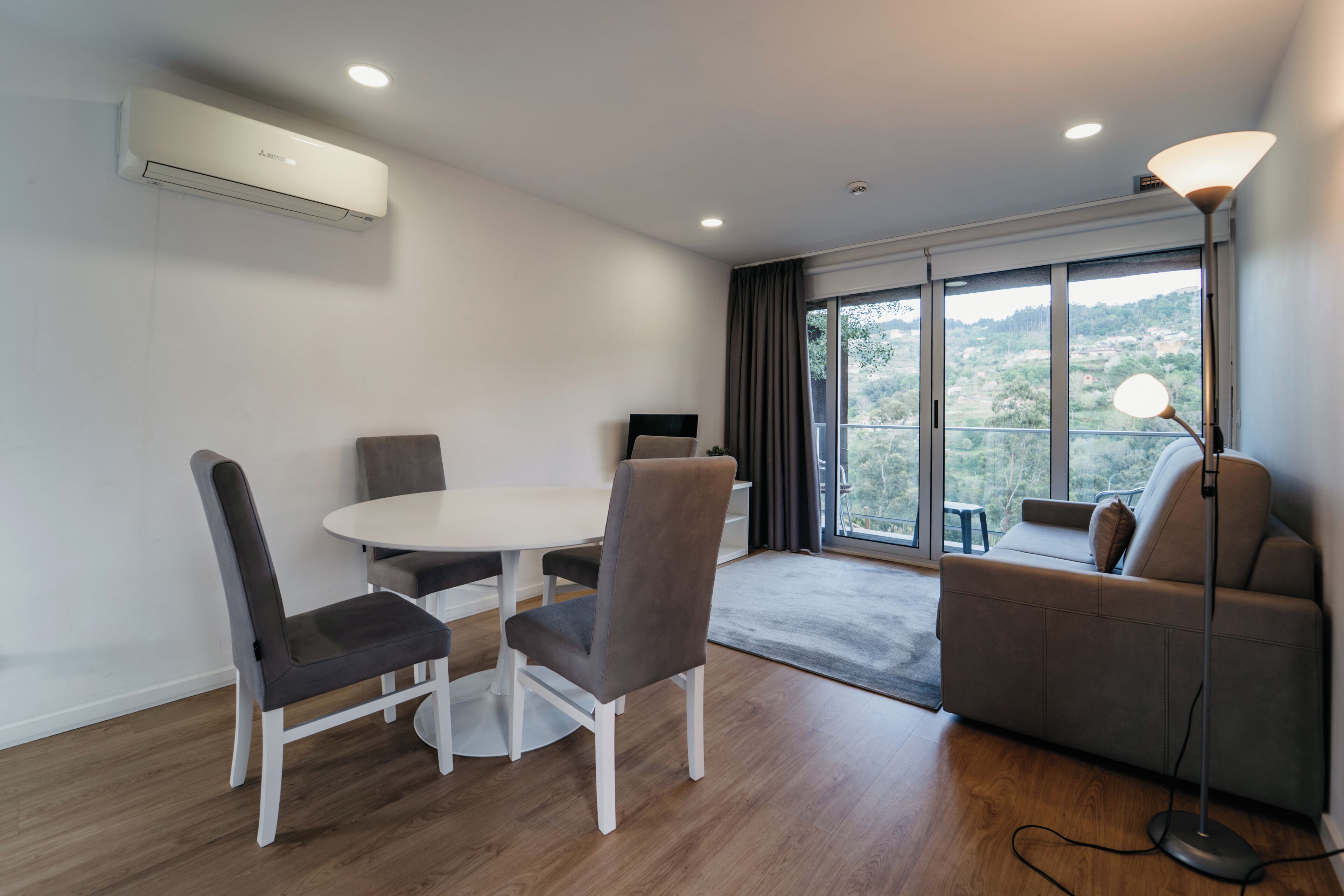 Télévision à écran plat de 32 pouces avec chaînes numériques