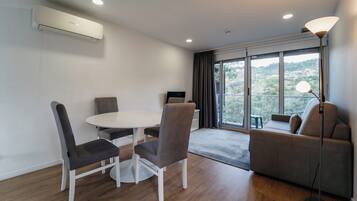 Télévision à écran plat de 32 pouces avec chaßnes numériques