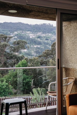 Bungalow – standard, 1 dobbeltseng med sovesofa, balkong, elveutsikt | Terrasse/patio