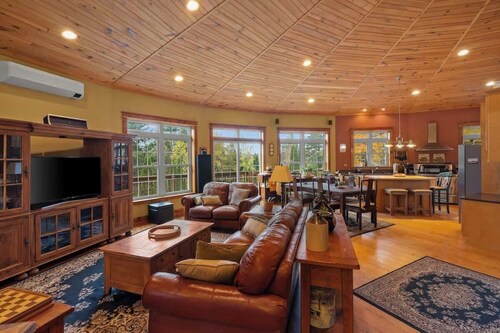 The Round House | 4 Miles from Mt Snow w/ Hot Tub!