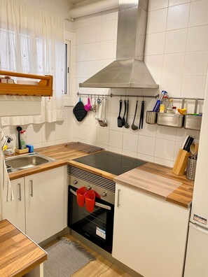 Fridge, microwave, oven, stovetop - Seaside Apartment in Sitges: Steps from Beaches and Local Charm (Sitges)