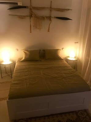 1 chambre, bureau, fer et planche à repasser, lit parapluie