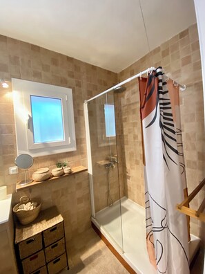 Douche, sèche-cheveux, bidet, serviettes fournies