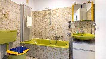 Haartrockner, Handtücher, Seife, Toilettenpapier