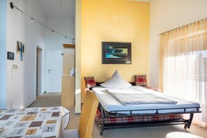 1 Schlafzimmer, Schreibtisch, Bügeleisen/Bügelbrett, Reisekinderbett