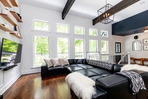 Smart TV, books - Leiper’s Retreat: Family|Artists|Friends|Girl Trip - Creativity Found (Franklin)