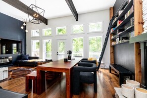 Interior - Leiper’s Retreat: Family|Artists|Friends|Girl Trip - Creativity Found (Franklin)