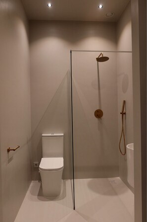 Haartrockner, Hausschuhe, Handtücher, Toilettenpapier