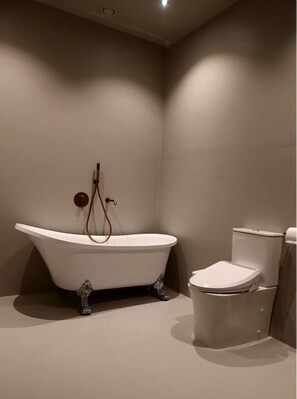 Suite de lujo | Baño | Secadora de cabello, pantuflas, toallas, papel de baño 