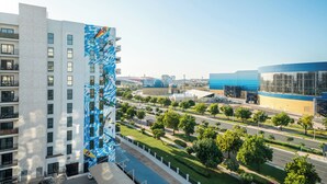 Ein modernes Gebäude mit einer markanten, blauen Fassade und einer großen Glasarchitektur.