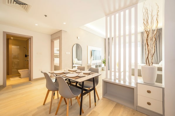 Departamento, balcón, vista a la ciudad | Área de sala de estar