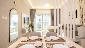 Departamento, balcón, vista a la ciudad | Área de sala de estar