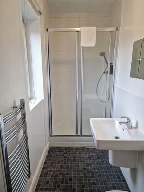 Douche, sèche-cheveux, serviettes fournies, savon