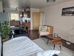 3 sovrum, skrivbord, strykjärn/strykbräda och resesäng