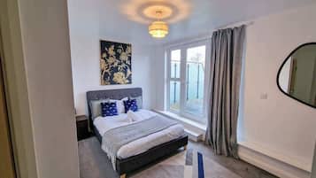 3 bedrooms, desk, iron/ironing board, travel cot