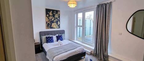 3 bedrooms, desk, iron/ironing board, travel cot