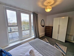 3 bedrooms, desk, iron/ironing board, travel cot