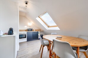 Jääkaappi, mikroaaltouuni, uuni, kahvin-/teenkeitin