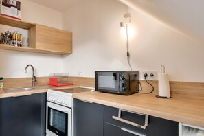 Fridge, microwave, oven, coffee/tea maker