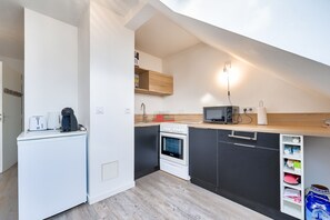 Køleskab, mikrobølgeovn, ovn, kaffe-/temaskine