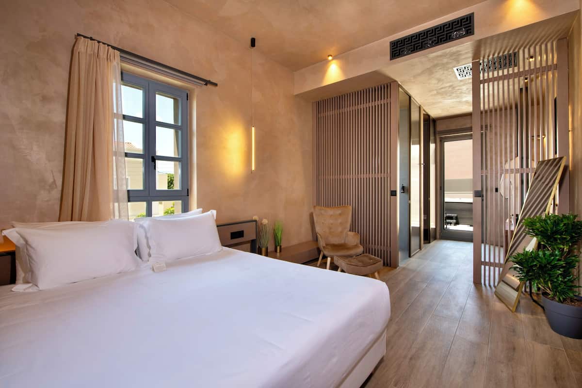 Panoramic Suite with Hot Tub | 1 slaapkamer, luxe beddengoed, een minibar, een laptopwerkplek