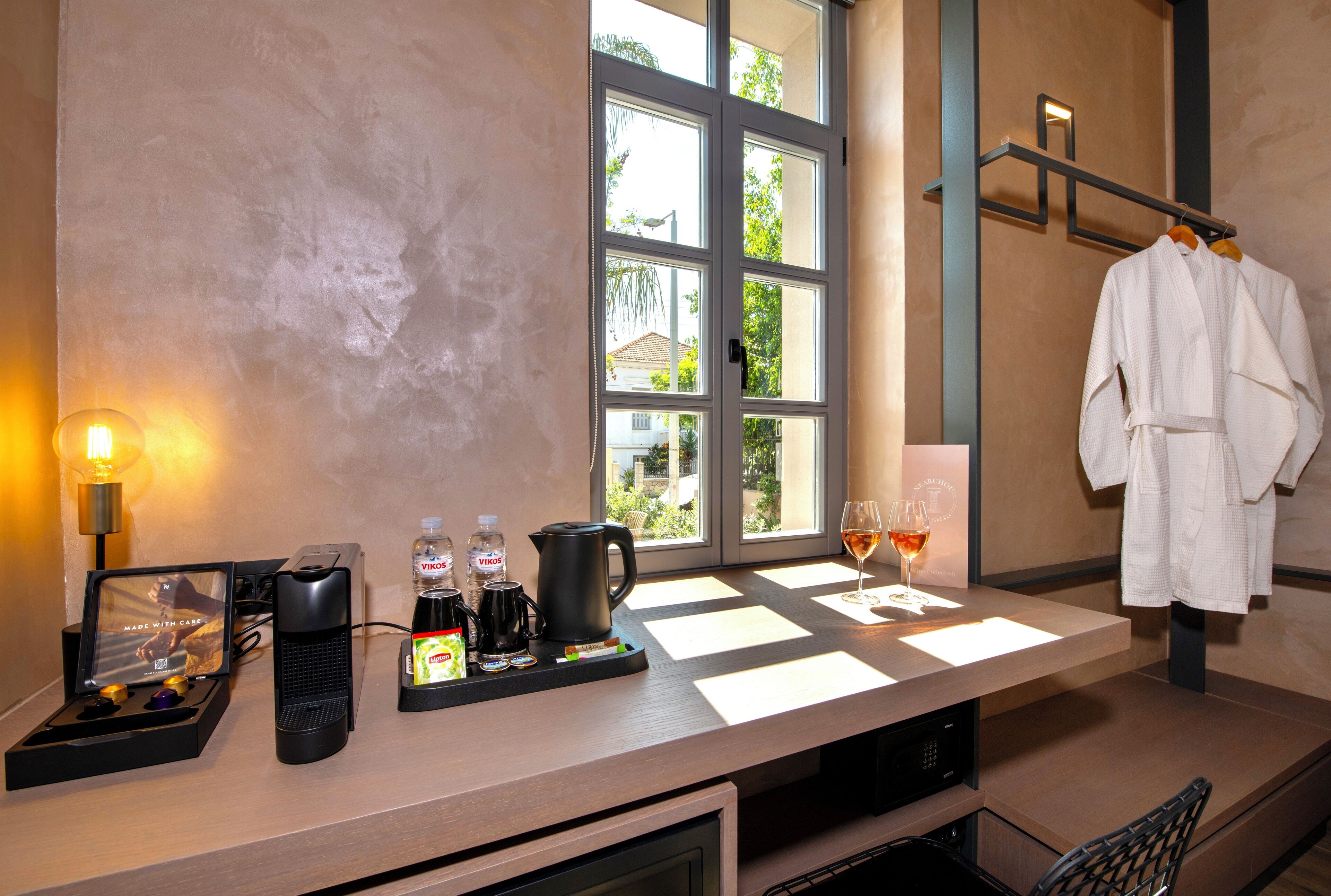 Bộ đồ giường cao cấp, minibar, khu vực làm việc phù hợp cho laptop 