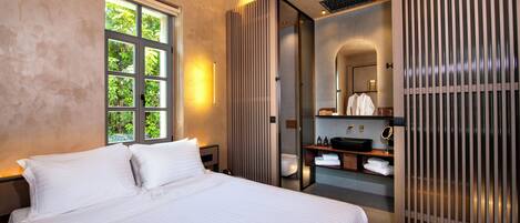 Chambre Deluxe Double ou avec lits jumeaux, vue ville | Salle de bain | Douche, sèche-cheveux, peignoirs, chaussons