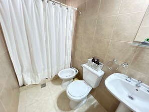 Secadora de cabello, bidet, toallas, jabón 