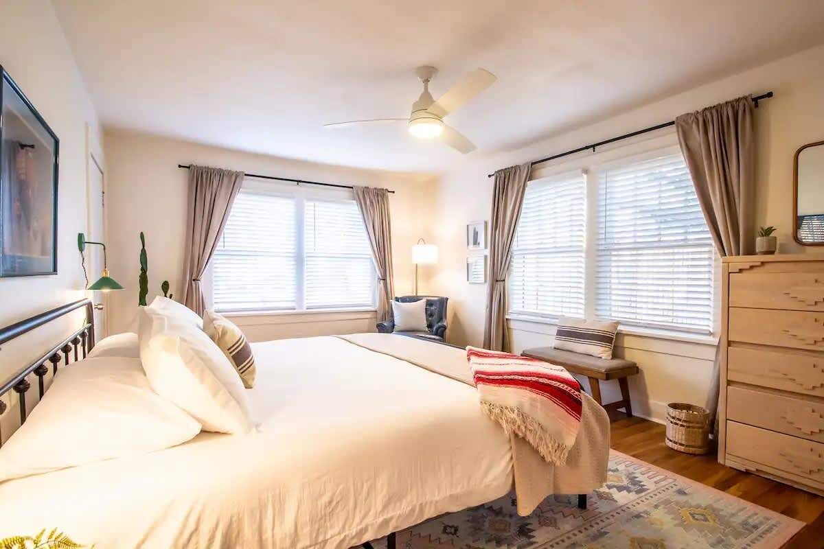 2 soverom, skrivebord, strykejern/-brett og wi-fi