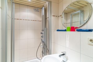 Bathroom - Apartment in St. Peter-ording by Sandy Beach (St. Peter-Ording)