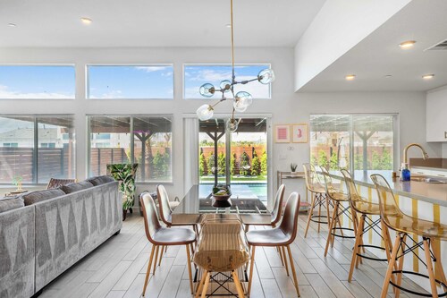 Desert Luxury: Pool, Pickleball, Golf & Game Room