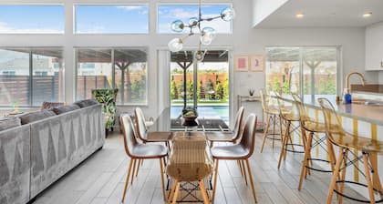 Desert Luxury: Pool, Pickleball, Golf & Game Room