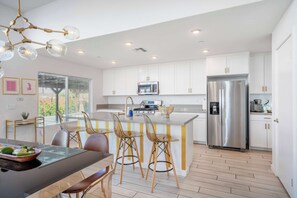 Fridge, microwave, oven, stovetop - Desert Luxury: Pool, Pickleball, Golf & Game Room (Desert Hot Springs)