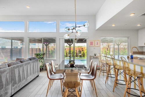 Desert Luxury: Pool, Pickleball, Golf & Game Room