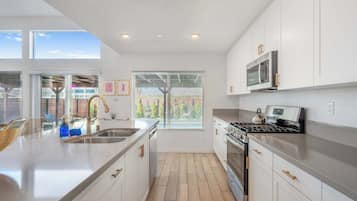 Een koelkast, een microgolfoven, een oven, een kookplaat